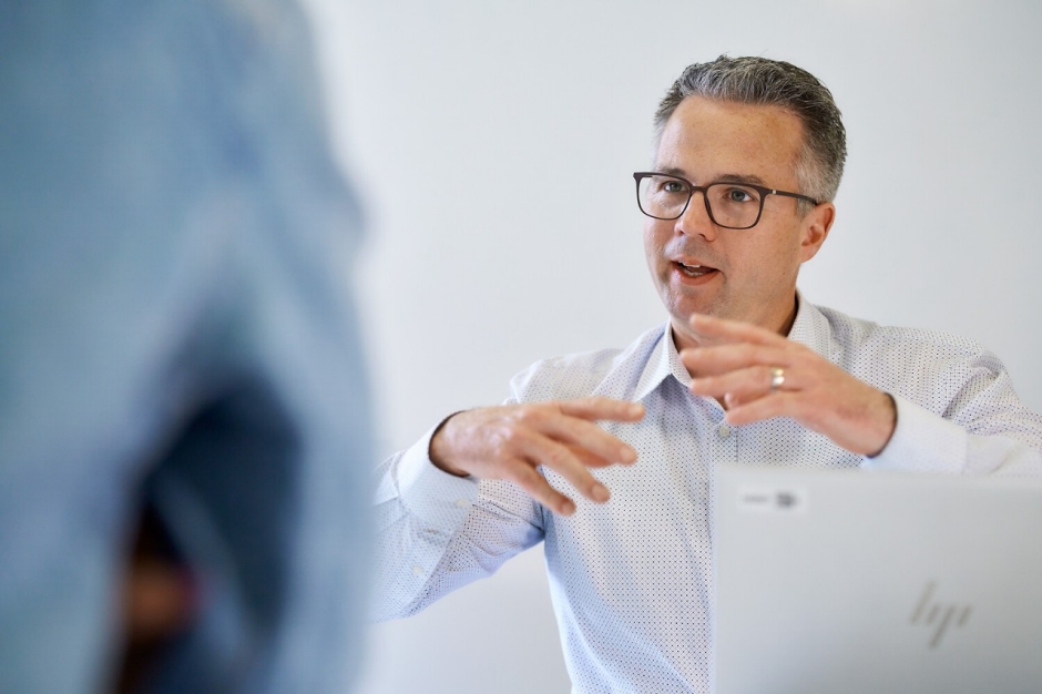 Simon Schoch und sein Team bieten ein ganzheitliches Dienstleistungspaket an: von der Wärmeerzeugung über Photovoltaik bis hin zur Abrechnung und E-Ladeinfrastruktur. 